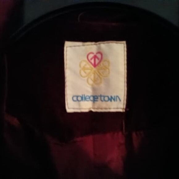 Rich Reddish Purple Velvet Coat from the 1970s  Unisex. - Picture 7 of 10